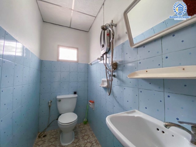 *****บ้านแฝดมือสองย่านกรุงเทพฯ ม.หลักสี่แลนด์ ดอนเมือง บนเนื้อที่กว้างขวางสุดๆ 35 ตร.ว. ฟังก์ชันจัดเต็ม 4 ห้องนอน 2 ห้องน้ำ 1 ที่จอดรถ แถมฟรี! 3 เครื่องปรับอากาศ 2 เครื่องทำน้ำอุ่น บนทำเลเดินทางสะดวก เพียง 20 นาทีก็ถึงสนามบินดอนเมือง ใกล้โรบินสัน ศรีสมาน, เมืองทองธานี และรถไฟฟ้า "สถานีดอนเมือง"